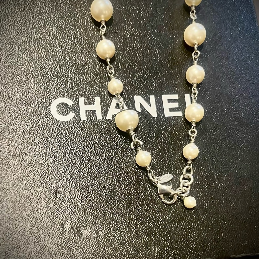 Authentic Chanel classic silver 5 CC pearl necklace - Picture 4 of 7